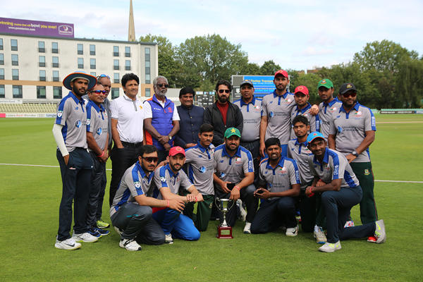 Pakistan cricket team with trophy