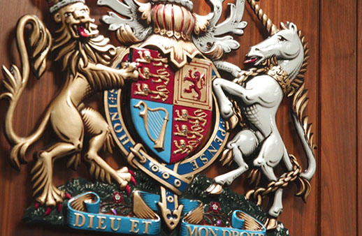 A close up picture of the crest in the University of Worcester law Court