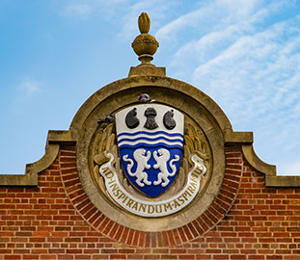 Image of the university logo at the top of the entrance